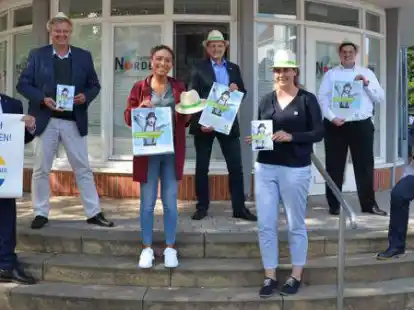Freuen sich auf das Sommerfest samt Stra&szlig;enkunstfestival: G&uuml;nter Schneider vom Wirtschaftsforum, B&uuml;rgermeister Heiko Schmelzle, Julia L&uuml;der vom Stadtmarketing, Erster Stadtrat Marcus Aukskel und Ingrid Rump, Fachdienstleiterin f&uuml;r den Bereich Stadtmarketing, sowie Manuel Diekmann und Thorsten Schlamann von den Stadtwerken, die das Stra&szlig;enkunstfestival und damit auch 1500 H&uuml;te als Geschenk f&uuml;r die Besucher sponsern.