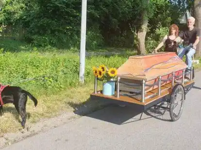 Die letzte Fahrt auf dem Rad:  (von links) Ellen Matzdorf, Michael Olsen  und Ulrike May begleiteten den verstorbenen Hannes Hansla im Sarg zum Bestattungsunternehmen an der Bloherfelder Stra&szlig;e.