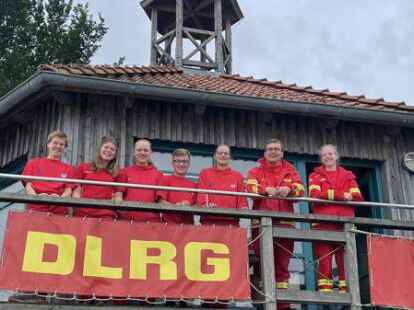 Junge DLRG-Mitglieder aus Wildeshausen und Nordhorn beim freiwilligen Wachdienst an der K&uuml;ste (von links): Kaya Hochmann, Lene Strootmann, Luisa Spille, Lars Wiese, Susanne Schneider, Tobias Schneider und Laurine Wolf.
