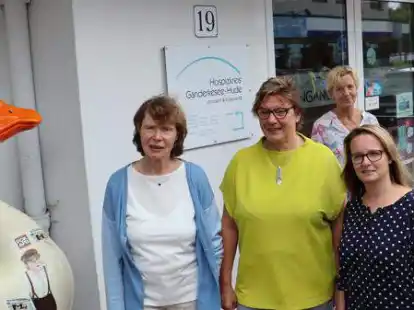 Die Trauerbegleiterinnen Ulrike Haase (von links), Iris Bretthauer und Sabrina Bahl bieten eine neue offene Trauergruppe beim Hospizkreis Ganderkesee-Hude an, hinten Koordinatorin Susanne Lebedinzew.