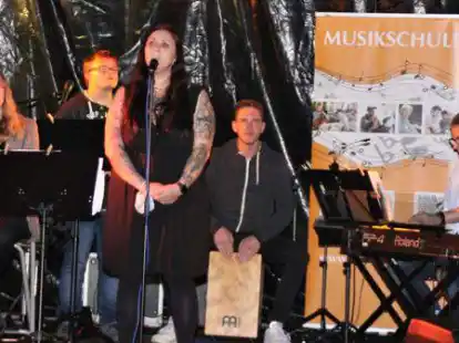 Kulturfest im Palaisgarten: Musiker und S&auml;nger der Musikschule &bdquo;Im Creativ-Centrum&ldquo; Rastede gestalteten am Samstagabend das Programm.