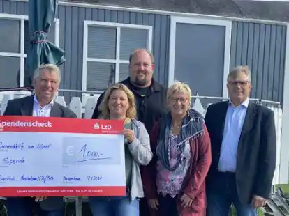 Harald Hillmer, Nicole Petershagen, Ralf Hohn, Heide Wieting und Klaus Francksen (von links) bei der Scheck-&Uuml;bergabe: Der Lions-Club unterst&uuml;tzt ein Projekt der Jugendhilfe am Meer.