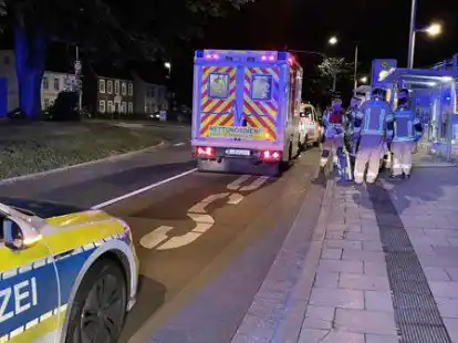 An einer Bushaltestelle in Oldenburg waren am Donnerstagabend Rettungskr&auml;fte im Einsatz.