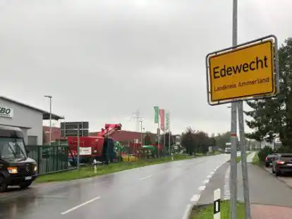 Ein entwickelter Teil des Gewerbegebietes in Edewecht: Links hat der Landmaschinenhersteller Rebo seinen Standort an der Industriestra&szlig;e, dahinter liegt Vogt & Bischoff Holzbau. Die Stra&szlig;e runter auf der rechten Seite findet sich nur noch eine freie Fl&auml;che.