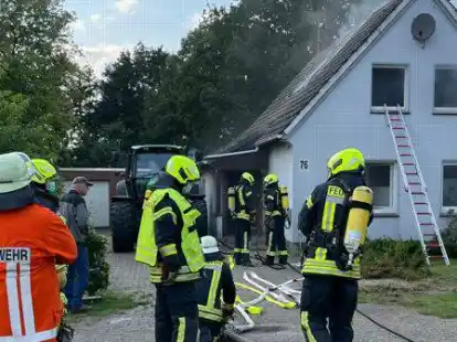 Nur eine &Uuml;bung: Einsatz der Freiwilligen Feuerwehren Friedrichsfehn und Jeddeloh II in Klein Scharrel.