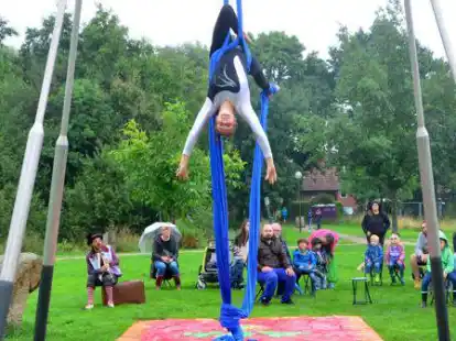 Kopf&uuml;ber bei Schmuddelwetter: Trotz der bescheidenen Witterungsverh&auml;ltnisse hatten die Kinder viel Spa&szlig;.