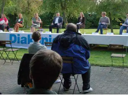 Unter der Leitung von Marie Theres B&uuml;cking (rechts) diskutierten (von links) Dr. Frank Ahlhorn, Kerstin Seeland, Susanne Mittag, Christina-Johanne Schr&ouml;der, Dragos Pancescu, Mareike Suhr-Krippner, Stephan Siefken, Kerstin Held und Bj&ouml;rn Th&uuml;mler &uuml;ber Wohnungsnot, Schuldenfalle und Ehrenamt.