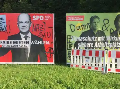 Mit neuen Parolen &uuml;berspr&uuml;ht: Die Wahlplakate von SPD und Gr&uuml;nen an der Larrelter Stra&szlig;e.