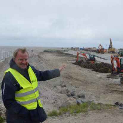 Sind als solche zwar noch nicht wirklich zu erkennen, doch die Salzwiesen aus der Leybucht sind inzwischen in Norddeich angekommen, wie Kurdirektor Armin Korok beim Gang &uuml;ber die Baustelle an der Wasserkante berichtete.