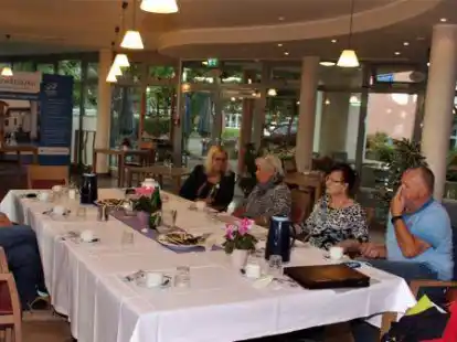 Zeit zum Austausch: Eberhart Hoffmann (rechts) spricht mit den Teilnehmern der Gruppe, die sich regelm&auml;&szlig;ig trifft.