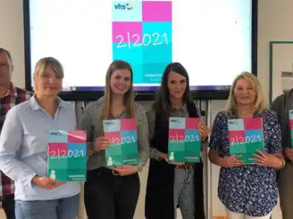 Die VHS-Mitarbeiter Manfred Huisinga, Susanne Lieder, Antina Peters und Maren Bening sowie die stellvertretende VHS-Leiterin Karin K&ouml;pke und VHS-Leiter Hinrich Ricklefs (von links) haben das neue Herbstprogramm vorgestellt.