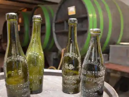 Blick in das geschlossene Brennereimuseum in Wildeshausen: Alte Bierflaschen als Ausstellungsst&uuml;cke pr&auml;sentiert.