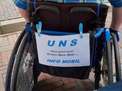 Das &bdquo;Info-Mobil&ldquo; der Emder Vereinigung UNS von Mitbegr&uuml;nder und Rollstuhlfahrer Frank Wallasch.