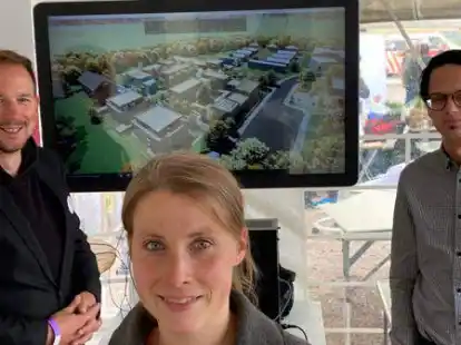 Pr&auml;sentieren mit weiteren Ausstellern die Helleheide: (von links) Grafikunternehmer Thiemo Eddiks, Julia Masurkewitz-M&ouml;ller (Stabsstelle Digitalisierung Stadt Oldenburg) und Jonas Chevalley (GSG)