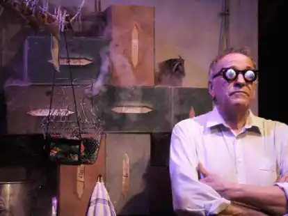 Pavel M&ouml;ller-L&uuml;ck (Bild) spielt mit Jonathan Went und Farnaz Rahnama im St&uuml;ck &bdquo;Begegnungen am Ende der Welt&ldquo;.