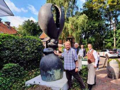 Nach der Enth&uuml;llung der Skulptur: Andreas Otte, Wolf E. Schultz und Jens Burgdorf (vorn, von links)