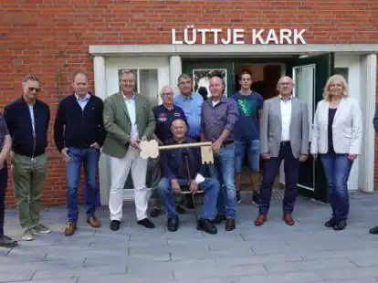 Jetzt sind die T&uuml;ren offen: Am Dienstag wurden symbolisch die Schl&uuml;ssel des sanierten Dorfgemeinschaftshauses in Leybuchtpolder &uuml;bergeben.