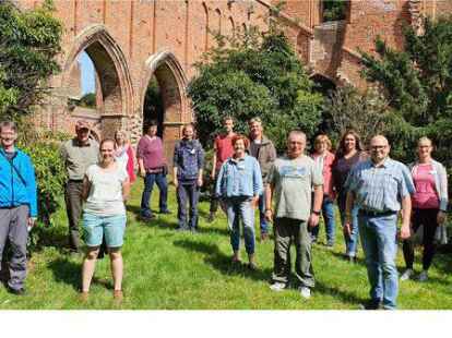 Die 15 Teilnehmer des Seminars mit Lehrgangsleiter Jonas Marhoff (links) vor der Huder Klosterruine.