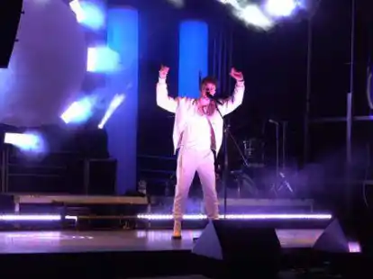 Begeisterte rund 200 Fans in Norden: Der Schweizer S&auml;nger Luca H&auml;nni trat bei der zweiten SSV Sommerb&uuml;hne auf.