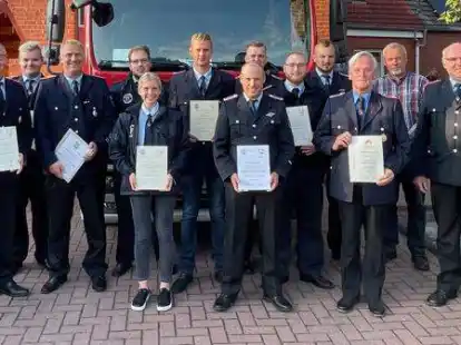Bef&ouml;rderte und geehrte Mitglieder der Feuerwehr Gro&szlig; Midlum.