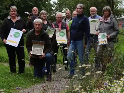 Im Schaugarten des Regionalen Umweltbildungszentrums: Gesch&auml;ftsf&uuml;hrerin Marina Becker-K&uuml;ckens (3. von rechts) und teilnehmende Akteure stellten das Programm f&uuml;r den Insektenschutz-Aktionstag vor.