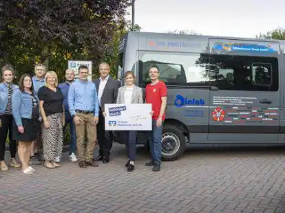 Der SC Wildeshausen stellte den neuen Vereinsbus vor. Dazu waren auch Vertreter der Sponsoren gekommen.