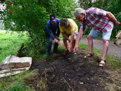 Zeigen auf die Spuren, die der zwischenzeitlich abtransportierte Kadaver am Rand des Vollerswegs hinterlassen hat: (von links) Kurt Meyer, Thomas Ruhland und Ronald Junge.