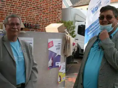 Mit einem Info-Stand auf dem Marktplatz: Schriftf&uuml;hrer Hans-Georg Meier vom Ortsverband des Sozialverbands VdK (links). Unter anderem war VdK-Mitglied Gerhard Hauenschild mit dabei.