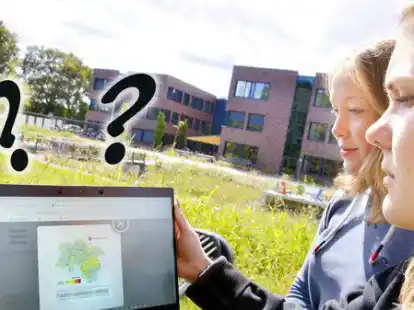 Eske-Sophie Haverkamp (li.) und Rebekka Hahn versuchen, die neue Corona-Verordnung zu verstehen.