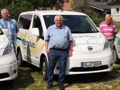 Sehen die B&uuml;rgerautos in ihren Gemeinden positiv: Klaus Stark (von links) und Hartmut Post mit Hartwig Jabusch (Ansprechpartner f&uuml;r Fragen und Buchungen in der Gemeinde D&uuml;nsen)