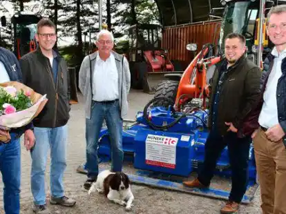 Die CDU-Delegation gratulierte dem erfolgreichen Familienbetrieb zum 30-j&auml;hrigen Bestehen: (von links) Stephan Neitzel, Volker Schmidt, Hergen und Timo H&uuml;neke sowie Ralf Wessel.