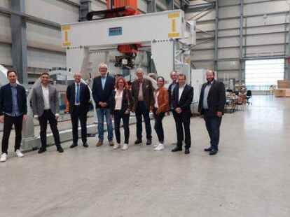 Besuchten die Firma Broetje Automation (von links): Daniel R&uuml;del und Konstantin Kuhle wurden von Sven Carstensen durch die Produktionshallen gef&uuml;hrt. Mit dabei waren Mitglieder der FDP Rastede.