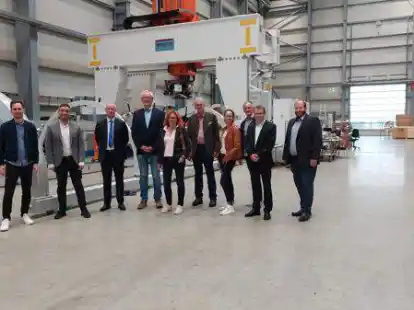 Besuchten die Firma Broetje Automation (von links): Daniel R&uuml;del und Konstantin Kuhle wurden von Sven Carstensen durch die Produktionshallen gef&uuml;hrt. Mit dabei waren Mitglieder der FDP Rastede.