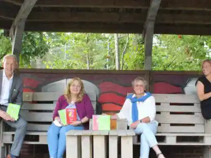Unterst&uuml;tzung f&uuml;r h&ouml;rgesch&auml;digte Sch&uuml;ler am LBZH - (von links) Michael May (Gemeindienst-Beauftragter des Rotary Clubs Oldenburg), Marlies Bredow-Henze, Gundel D&ouml;hner und Sonja Alefs