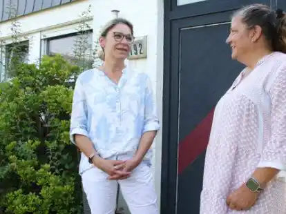 Vermieterin Bianca Roth (links) und Silke Schulze, Vorsitzende der Eigent&uuml;mergemeinschaft im Aida-Ferienpark II, machen den Fall &ouml;ffentlich, damit andere gewarnt werden.