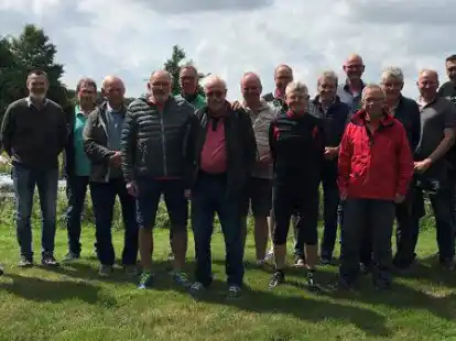Zum 40-jährigen Bestehen hat die Männersportgruppe eine 60 Kilometer lange Radtour an die Sagter Ems unternommen: Auf dem Foto sind ein Großteil der Mitglieder abgebildet, darunter Rainer Bittner (5.v.li.) und Wilfried Dreischmeier (7.v.li.).