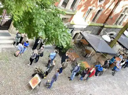 Kurz vor Start: Schon vor 16 Uhr hatten sich die Menschen angestellt, um sich im alten Rathaus impfen zu lassen.