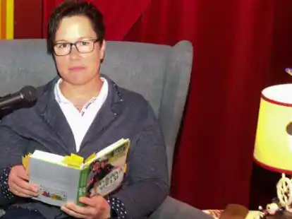 Kerstin Held bei ihrer Lesung auf dem Marktplatz von Ovelg&ouml;nne.