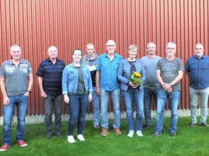 Der erweiterte Vorstand und die Geehrten des Turnvereins Schweewarden konnten in der Jahreshauptversammlung positiv in die Zukunft sehen.