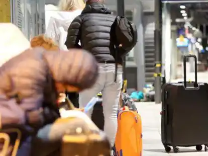 Warten am  Gleis: Bahnreisende brauchen am Montag wieder viel Geduld.