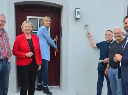 Besichtigten die frisch sanierten Wohnungen in der Tammostra&szlig;e 14 (von links): Hans-Jochen Beckmann, Karin Logemann, Regina Neuke, Andreas Jabs, Meinrad Rohde und Olaf Lies