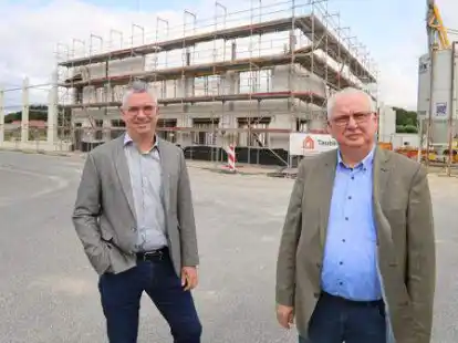 F&uuml;hrungswechsel und Neubau (von links): Rolf Mansholt folgt Wilhelm Santen in der Gesch&auml;ftsf&uuml;hrung der Raiffeisen Handelsgesellschaft Bad Zwischenahn. Zeitgleich l&auml;uft die Erweiterung des Standortes an der Ocholter Stra&szlig;e.