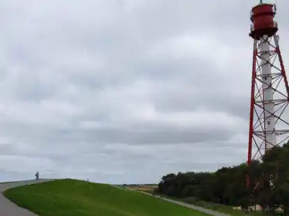 Macht auch bei bew&ouml;lktem Wetter eine gute Figur und den Ort Campen schon von Weitem sichtbar: der Leuchtturm. Zwischen dem historischen Bauwerk  und Upleward sollte ein weiterer Campingplatz entstehen, w&uuml;nscht sich Joachim Kah.