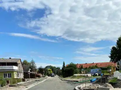 Baustelle in Augustfehn I: Die Oberfl&auml;chenentw&auml;sserung der Schulstra&szlig;e wird erneuert und es wird ein Fu&szlig;- und Radweg gebaut.