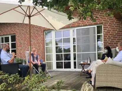 Die gr&ouml;&szlig;te Einzelspende f&uuml;r die Friesoyther Tafel &uuml;berreichten (von rechts) Gamma-Chef Stephan Warm und Mitarbeiterin Alice Tuerel an den CarLa-Vorsitzenden Ludger Lammers und CarLa-Schirmherr B&uuml;rgermeister Sven Stratmann.