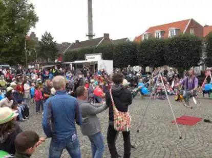 Akkrobatik beim vierten Norder Sommerfest.