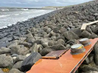 Angesp&uuml;lte Wrackteile auf Baltrum.
