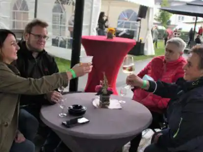 Einfach mal wieder zusammen ansto&szlig;en: Daniel Cappelmann (2. v.li.) mit seinen Familienangeh&ouml;rigen beim Sommerfest auf dem Dorfplatz in Friedrichsfehn.