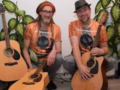 Das Duo &bdquo;Stabile Saitenlage&ldquo;, bestehend aus Sven Wiggert (links) und Stephan Luque Alemann, tritt am Freitag in der Klecksklause in Neuenbrok auf.