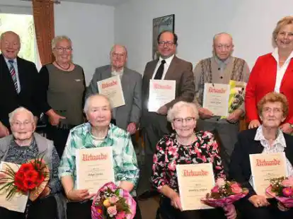Der Seniorenclub Neuenkoop/Hude ehrte verdiente Mitglieder: (vorne, von links) Tilla Fischer, Helga Harfst, Anneliese P&ouml;pken und Anne Rohde sowie (hinten, von links) Vorsitzender Frank G&ouml;llner, Bernes stellvertretende B&uuml;rgermeisterin Elke Belsemeyer, Horste Wenke, Pastor Ingmar Hamann, Gunter Rohde und die Landtagsabgeordnete Karin Logemann.